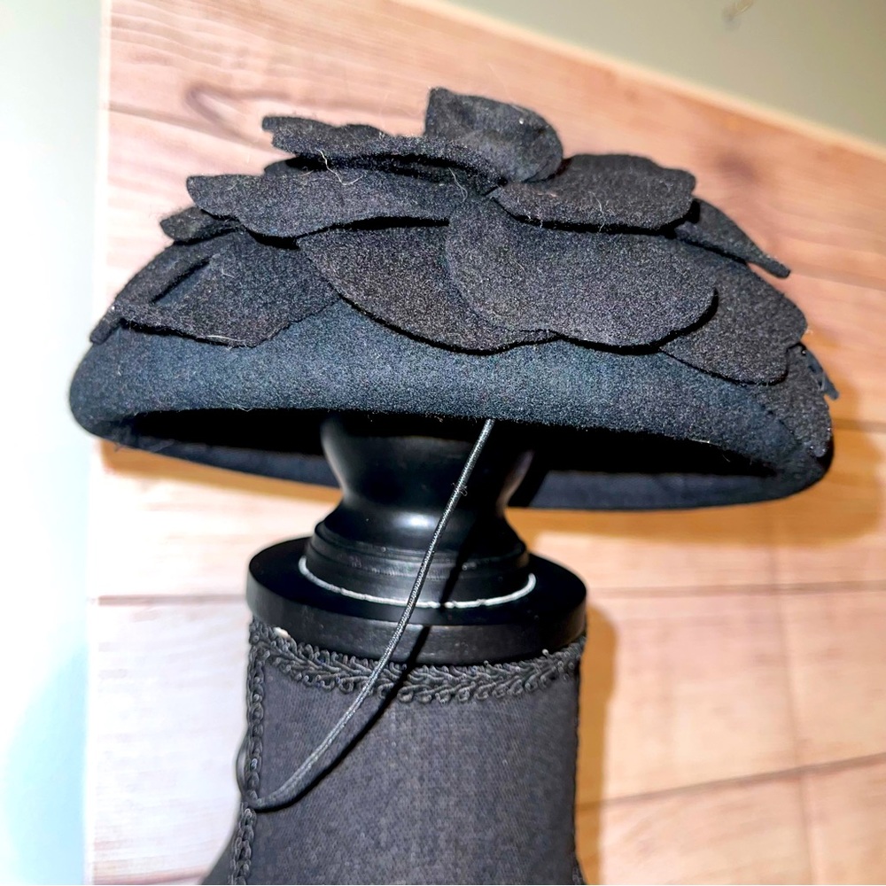 NWT Lawliet 100% wool fascinator style hat with wool flower top